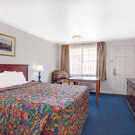 Days Inn By Wyndham Everett Bagian luar foto