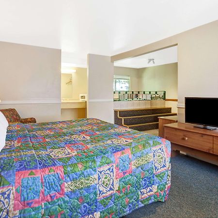 Days Inn By Wyndham Everett Bagian luar foto