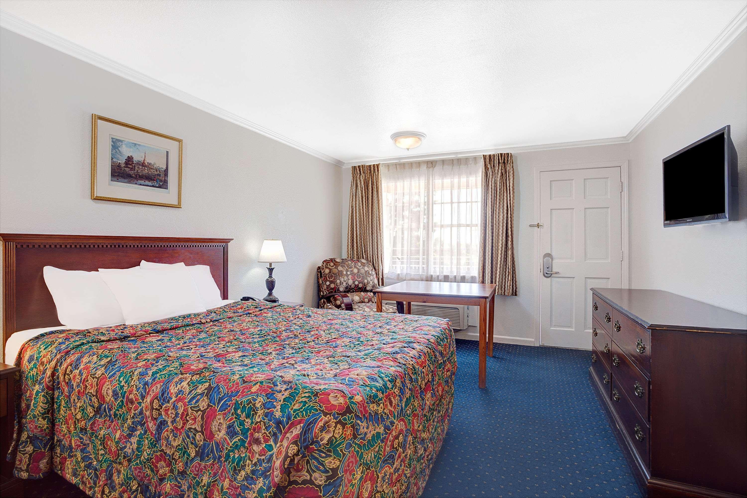 Days Inn By Wyndham Everett Bagian luar foto