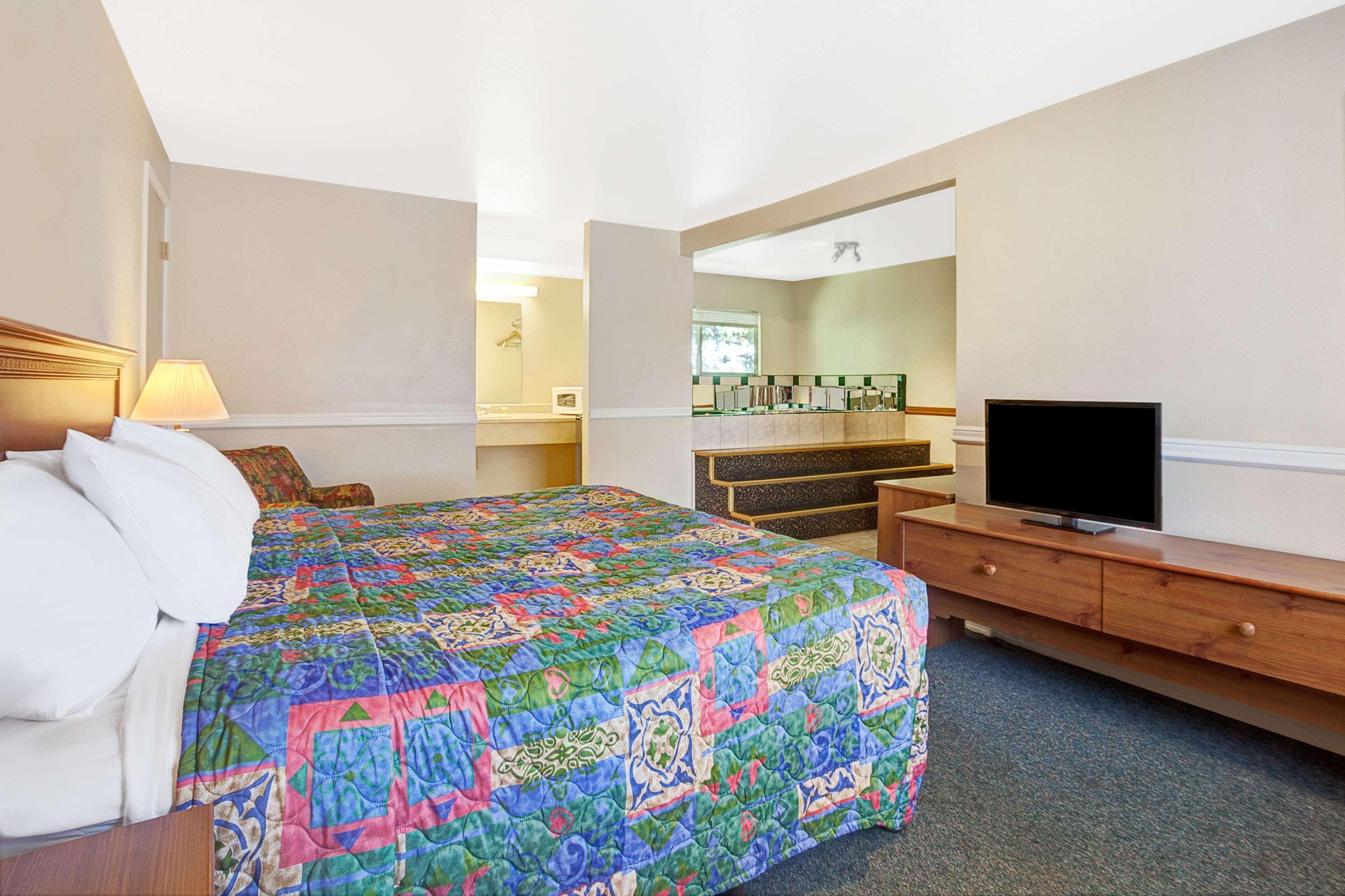 Days Inn By Wyndham Everett Bagian luar foto