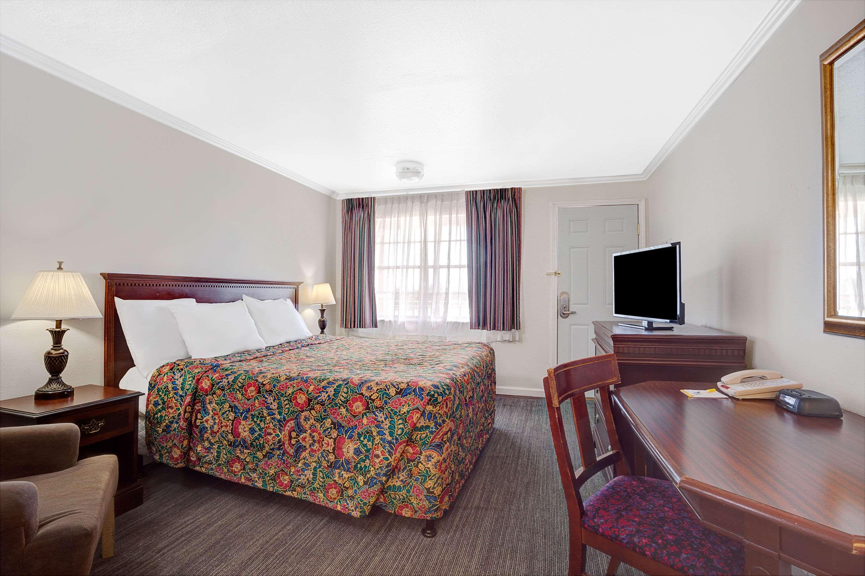 Days Inn By Wyndham Everett Bagian luar foto