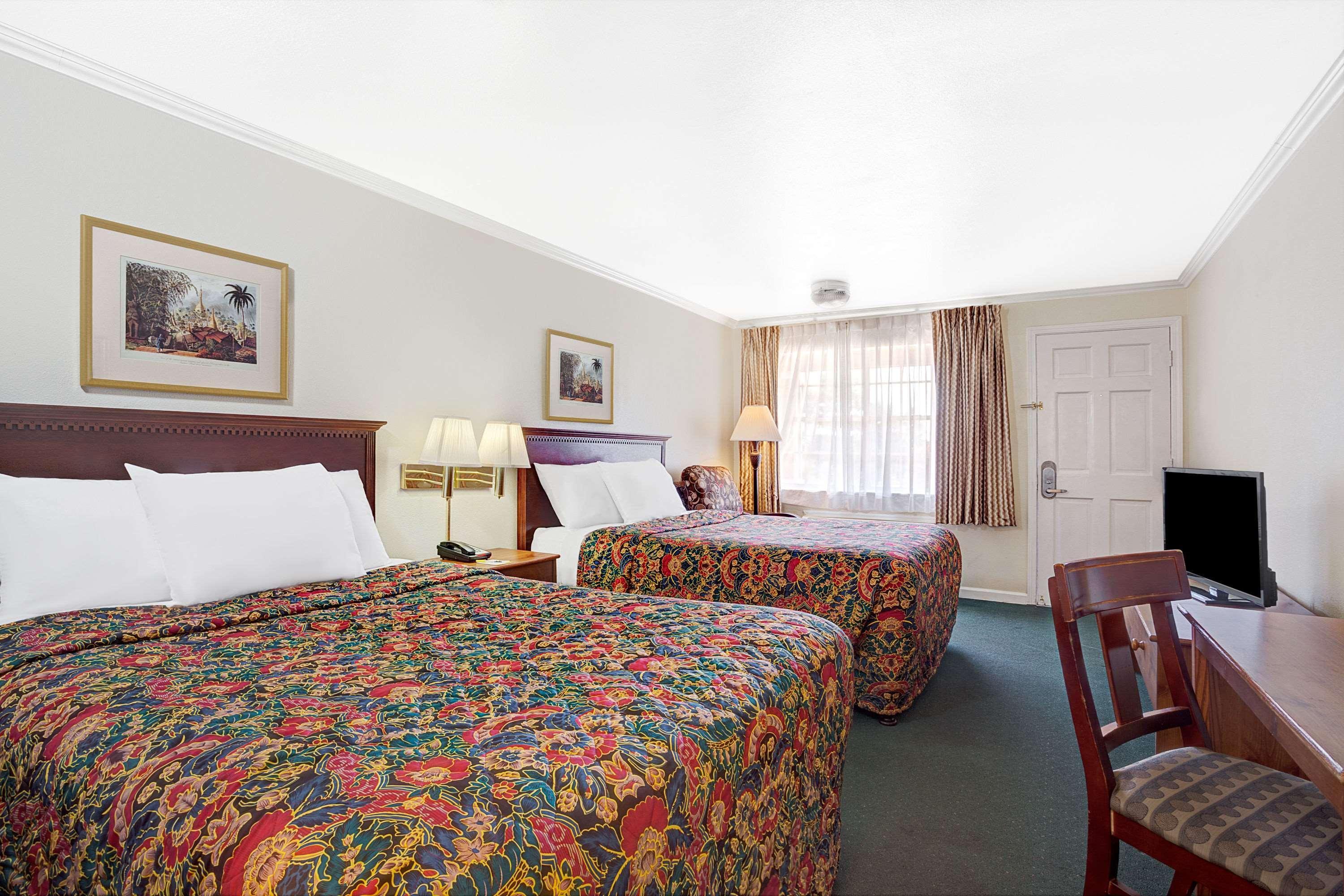 Days Inn By Wyndham Everett Bagian luar foto