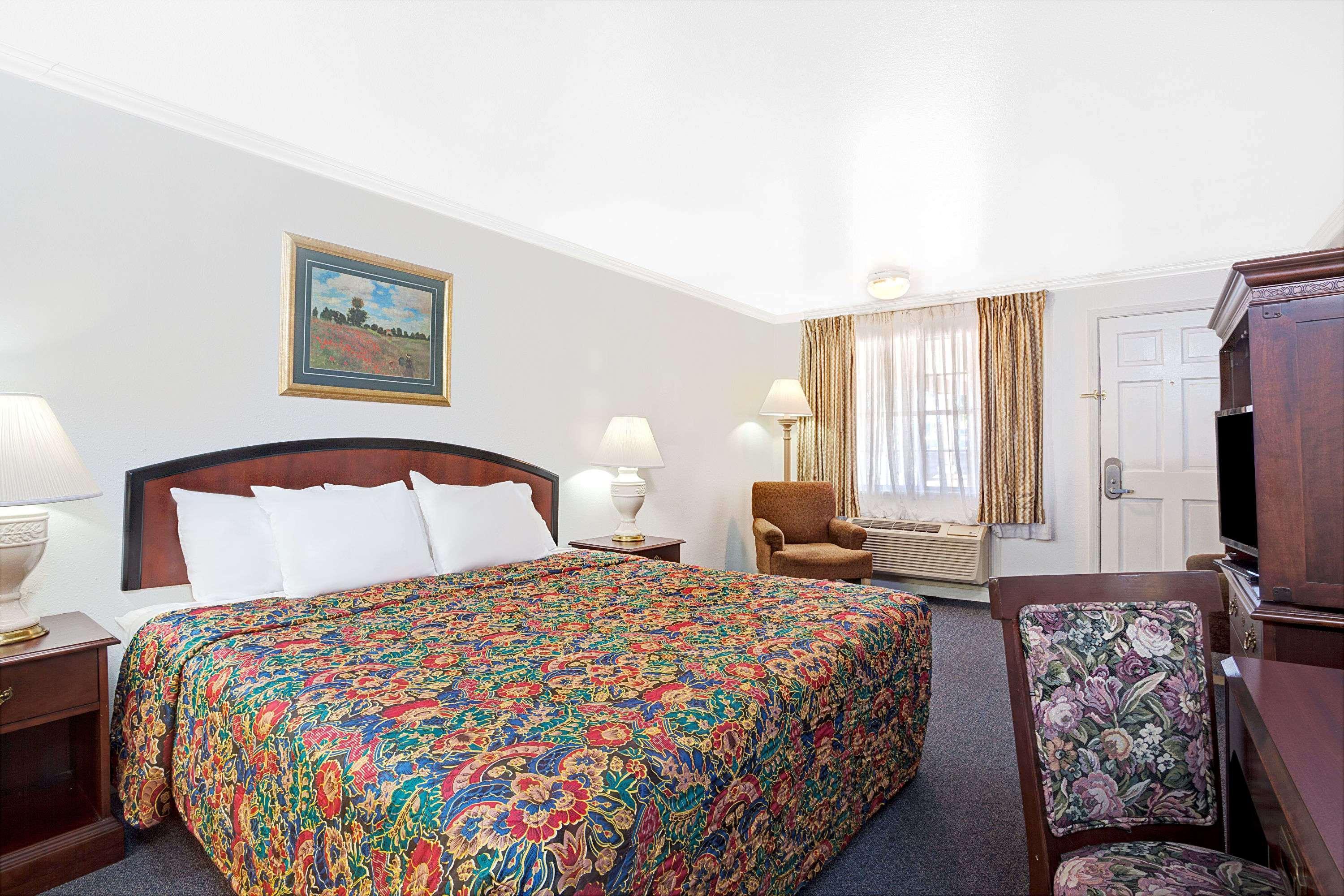 Days Inn By Wyndham Everett Bagian luar foto