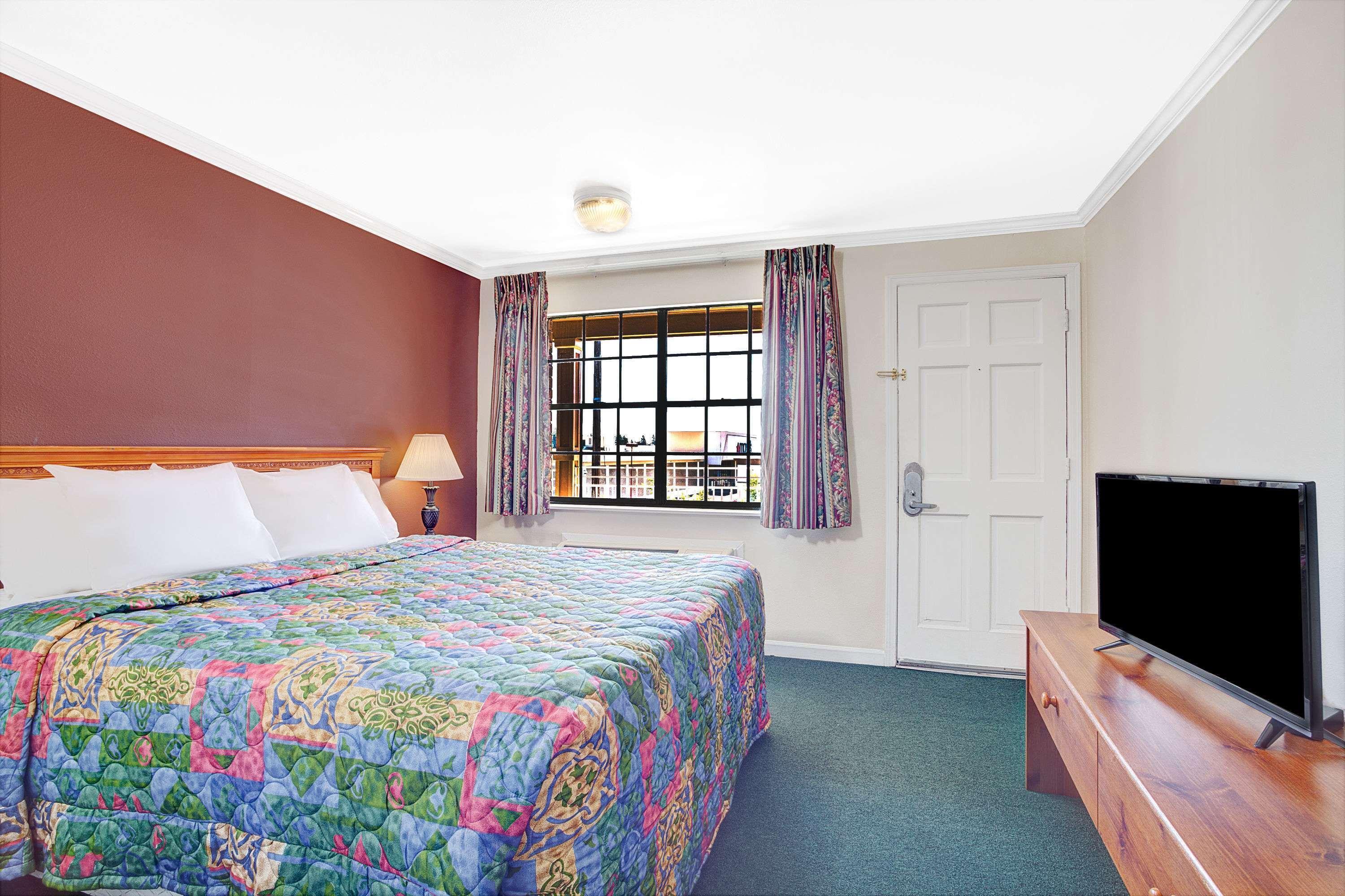 Days Inn By Wyndham Everett Bagian luar foto